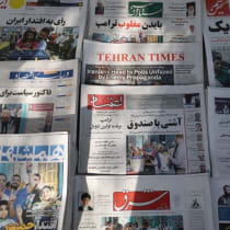  Periódicos con una imagen de portada de las elecciones presidenciales de Irán en Teherán, Irán, 29 de junio de 2024.