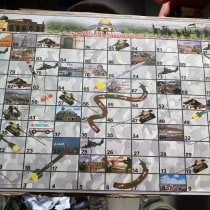 Juego de mesa "Serpientes y Escaleras" encontrado en Rafah por soldados de las FDI que mostraban imágenes de lugares de Israel como objetivo.