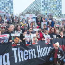  REPRESENTANTES DE las familias de los rehenes tomados por Hamás el 7 de octubre posan ante la Corte Penal Internacional tras presentar en febrero en La Haya los documentos legales ante la CPI, en los que se acusa a Hamás de crímenes de guerra.