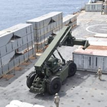  Personal de la Marina estadounidense construye un muelle temporal JLOTS, siglas de "Joint Logistics Over-the Shore", que proporcionará un sistema de distribución de barco a tierra para ayudar a entregar ayuda humanitaria en Gaza, en una imagen sin fecha distribuida en el mar Mediterráneo.