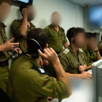  Soldados de las FDI participan en actividades operativas relacionadas con la violencia entre Israel y Gaza.