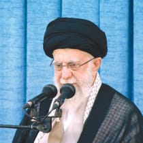  El líder supremo de Irán, el ayatolá Ali Jamenei, pronuncia un discurso con motivo del 35 aniversario de la muerte del líder de la Revolución Islámica de Irán de 1979, el ayatolá Ruhollah Jomeini, en el santuario de Jomeini en Teherán, la semana pasada.