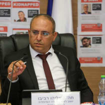 Elikud MK Eliyahu Ravivo en una audiencia con el Comité Especial para Trabajadores Extranjeros el mes pasado.