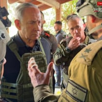  El primer ministro Benjamin Netanyahu se reúne con soldados en el sur de Israel el 14 de octubre de 2023