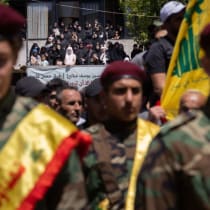  Mujeres asisten al funeral de los combatientes de Hezbolá Abbas Ahmad Srour y Mohammad Hussein Kassem el 29 de junio de 2024 en Aita al Chaab, Líbano.