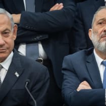  El líder de Shas MK Arye Deri y el primer ministro Benjamin Netanyahu vistos en la Knesset, en Jerusalén, el 23 de enero de 2023.