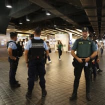 Olimpiadas de París 2024 - Previa de las Olimpiadas de París 2024 - París, Francia - 22 de julio de 2024 La policía española y la gendarmería francesa aparecen en la estación de tren de Chatelet Les Halles, previa a las Olimpiadas de París 2024.