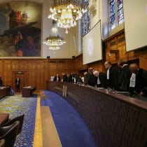  Delegados asisten a un fallo sobre la petición de Sudáfrica para detener la ofensiva israelí en Gaza, en un caso más amplio por genocidio presentado ante la CIJ en La Haya, 24 de mayo de 2024.
