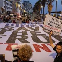Simpatizantes y familiares de los rehenes secuestrados durante el mortífero atentado perpetrado por Hamás el 7 de octubre se concentran ante el consulado estadounidense en Tel Aviv, Israel, el 3 de junio de 2024, para exigir la liberación de los rehenes en el marco del acuerdo propuesto por el presi