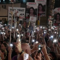Manifestantes en Tel Aviv encienden el flash de sus teléfonos mientras exigen al gobierno que acepte un acuerdo de liberación de rehenes, 15 de junio de 2024.