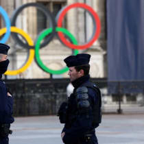  Agentes de la policía francesa montan guardia, cerca de los anillos olímpicos que se exhiben con motivo de los Juegos de Verano de París 2024. 21 de marzo de 2023.