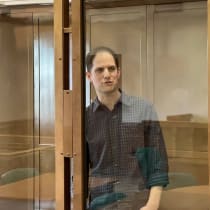  El periodista del Wall Street Journal Evan Gershkovich, detenido por cargos de espionaje, permanece de pie tras la pared de cristal de un recinto para acusados mientras asiste a una vista judicial para estudiar la prórroga de su detención en Moscú, Rusia, 26 de marzo de 2024.