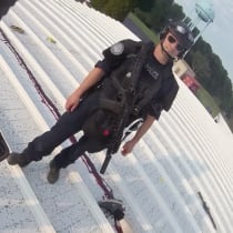 Un policía permanece cerca del cuerpo de Thomas Crooks, de 20 años, identificado como el autor del intento de asesinato del expresidente Donald Trump durante un mitin en Butler, Pensilvania, el 13 de julio de 2024, en esta imagen de una cámara corporal.