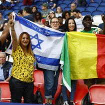  Juegos Olímpicos de París 2024 - Fútbol - Grupo D Masculino - Mali vs Israel - Parque de los Príncipes, París, Francia - 24 de julio de 2024. Aficionados de Mali e Israel en el interior del estadio antes del partido.