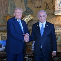 El primer ministro Benjamin Netanyahu se reúne con Donald Trump en Mar-a-Lago, Florida, el 26 de julio de 2024