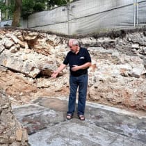  El Dr. Jon Seligman, de la Autoridad de Antigüedades de Israel, en el colorido suelo de la sala de oración principal de la Gran Sinagoga de Vilna.