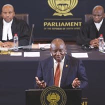  El presidente de Sudáfrica, Cyril Ramaphosa, habla en el Parlamento en Ciudad del Cabo, a principios de este mes. En repetidas ocasiones ha calificado a Israel de Estado de apartheid, sin haber visitado nunca el país, afirma el escritor.