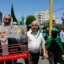  Palestinos asisten a una protesta tras el asesinato del líder de Hamás, Ismail Haniyeh, en Irán, en Hebrón, Cisjordania, el 31 de julio de 2023