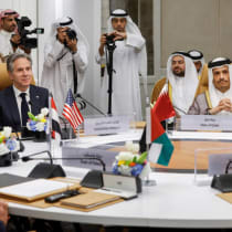  El Secretario de Estado de EE.UU., Antony Blinken, asiste a la Reunión de Estados Unidos y el Quinto Árabe con representantes de Egipto, Jordania, Arabia Saudí, Qatar, Emiratos Árabes Unidos y la Autoridad Palestina, en el Hotel Four Seasons de Riad, Arabia Saudí, el 29 de abril de 2024.