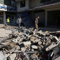  La gente camina sobre los escombros de un sitio dañado el día después de un ataque israelí, en los suburbios del sur de Beirut, Líbano 31 de julio 2024 