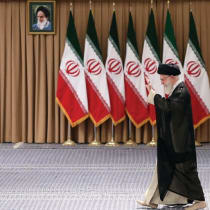  EL LÍDER SUPREMO IRANÍ, el ayatolá Ali Jamenei, saluda antes de votar en las elecciones presidenciales del país, en Teherán, a principios de este mes. Jamenei lleva años haciendo declaraciones en las que afirma que la principal tarea de los iraníes es armar a Cisjordania