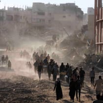  Palestinos se abren paso mientras regresan a la parte oriental de Jan Yunis después de que las fuerzas israelíes se retiraran de la zona tras una incursión, en medio del conflicto entre Israel y Hamás, en Jan Yunis, en el sur de la Franja de Gaza el 30 de julio de 2024.