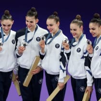  Gimnasia rítmica - Final por grupos - Arena Porte de La Chapelle, París, Francia - 10 de agosto de 2024. El equipo Israel, medallista de plata, en el podio 