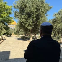  Itamar Ben-Gvir contemplando la Cúpula de la Roca durante su visita al Monte del Templo el 18.7.2024
