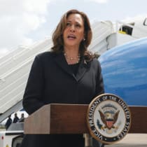  LA VICEPRESIDENTA DE LOS EE.UU. Kamala Harris habla en el Aeropuerto Intercontinental George Bush de Houston, la semana pasada. Su actuación en las tribunas ha demostrado que está a la altura de las circunstancias y que le hará la competencia a Donald Trump, sostiene el escritor.