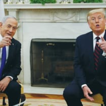  EL PRIMER MINISTRO Benjamín Netanyahu se reúne con el entonces presidente estadounidense Donald Trump en el Despacho Oval, en 2020. La supresión de la causa palestina en la política mundial se debió en gran medida a los esfuerzos israelíes durante la administración Trump, señala el escritor