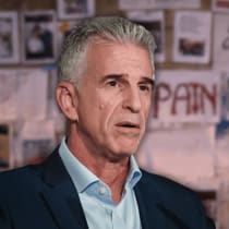  El director del Mossad, David Barnea, sobre una pared de carteles de rehenes en Tel Aviv (ilustrativo)