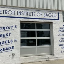  El escaparate cerrado del Detroit Institute of Bagels en Detroit, Michigan, después de que el personal se marchara en protesta por el nuevo propietario "sionista" de la tienda, el 31 de julio de 2024. 
