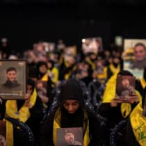  Seguidores escuchan el discurso del líder de Hezbolá, Sayyed Hassan Nasrallah, durante una ceremonia conmemorativa que marca la primera semana desde el asesinato del máximo comandante de Hezbolá, Fuad Shukr, en los suburbios del sur de Beirut, Líbano, el 6 de agosto de 2024.