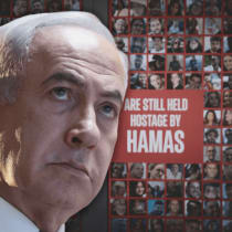 El primer ministro Benjamín Netanyahu visto sobre carteles de rehenes israelíes en Gaza