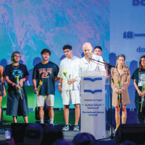  YARIV MOZER, director de "We Will Dance Again" con algunos de los supervivientes del festival de música Supernova. 