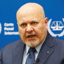  EL FISCAL DE LA CPI Karim Khan habla durante una entrevista en La Haya, a principios de este año. 