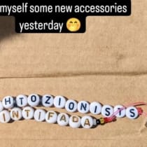  Las publicaciones en redes sociales del moderador de anuncios de TikTok, con pulseras que dicen "Muerte a los sionistas" e "Intifada".