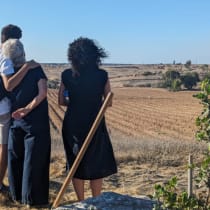  Nili Bar Sinai (C) junto a la tumba de su marido, Yoram, asesinado en el kibutz Be'eri el 7 de octubre de 2023.