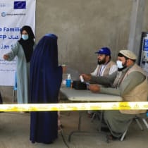  Mujeres afganas llegan para recibir ayuda de un centro de distribución del Programa Mundial de Alimentos (PMA) en Kabul, Afganistán, 21 de agosto de 2024.