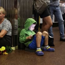  La gente se pone a cubierto dentro de una estación de metro durante un ataque ruso con misiles y drones, en medio del ataque de Rusia a Ucrania, en Kiev, Ucrania 25 de diciembre 2023.