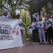  Manifestantes reunidos frente al edificio de la Asociación Sudafricana de Fútbol para exigir que la FIFA suspenda la afiliación de Israel, el 16 de marzo de 2024, en Johannesburgo.