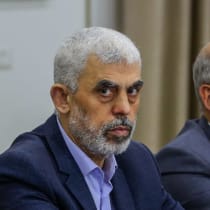  Yahya Sinwar, ex líder del movimiento islamista palestino Hamás, en una reunión con miembros de facciones palestinas en la oficina del presidente de Hamás en la ciudad de Gaza, el 13 de abril de 2022