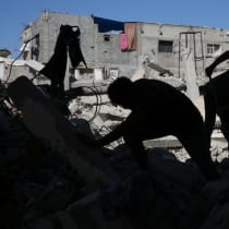  Palestinos retiran los escombros de las casas destruidas por los ataques israelíes, en Jan Yunis, en el sur de la Franja de Gaza, el 4 de septiembre de 2024 