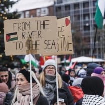  Una PROTESTA organizada por grupos y activistas de solidaridad con Palestina tiene lugar en Copenhague el mes pasado. Los llamamientos genocidas de "del río al mar, Palestina será libre" van acompañados de parafernalia, bufandas, banderas y carteles palestinos financiados y comercializados masivame