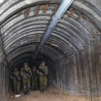  SOLDADOS ISRAELÍES caminan, la semana pasada, a través de lo que, según las FDI, era un túnel de hierro diseñado por Hamás para desembarcar carros cargados de combatientes palestinos con el fin de asaltar por sorpresa la frontera, en el norte de la Franja de Gaza.