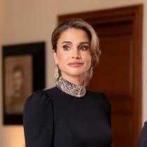  La reina Rania de Jordania observa durante la boda real del príncipe heredero jordano Hussein y Rajwa Al Saif, en Ammán, Jordania, el 1 de junio de 2023.