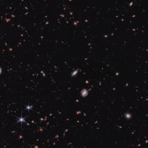  Imagen de galaxias de hace más de 13.000 millones de años tomada por la cámara NIRCam (Near-Infrared Camera) del telescopio espacial James Webb de la NASA.