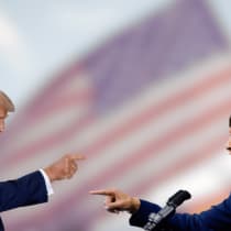  Una imagen combinada muestra al candidato presidencial republicano y expresidente de EE.UU. Donald Trump gesticulando durante un mitin con su compañero de fórmula vicepresidencial el senador estadounidense JD Vance en Minnesota, EE.UU., el 27 de julio de 2024, y a la vicepresidenta de EE.UU. y cand