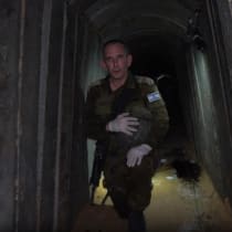  El portavoz de las FDI, R.-Adm. Daniel Hagari, en los túneles de Gaza donde se encontraron seis rehenes, en un vídeo difundido por las FDI. 10 de septiembre de 2024