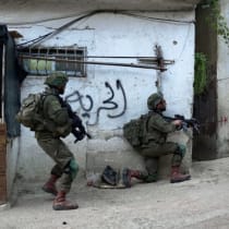  Soldados de las FDI llevan a cabo operaciones antiterroristas en Tulkarm, Cisjordania.